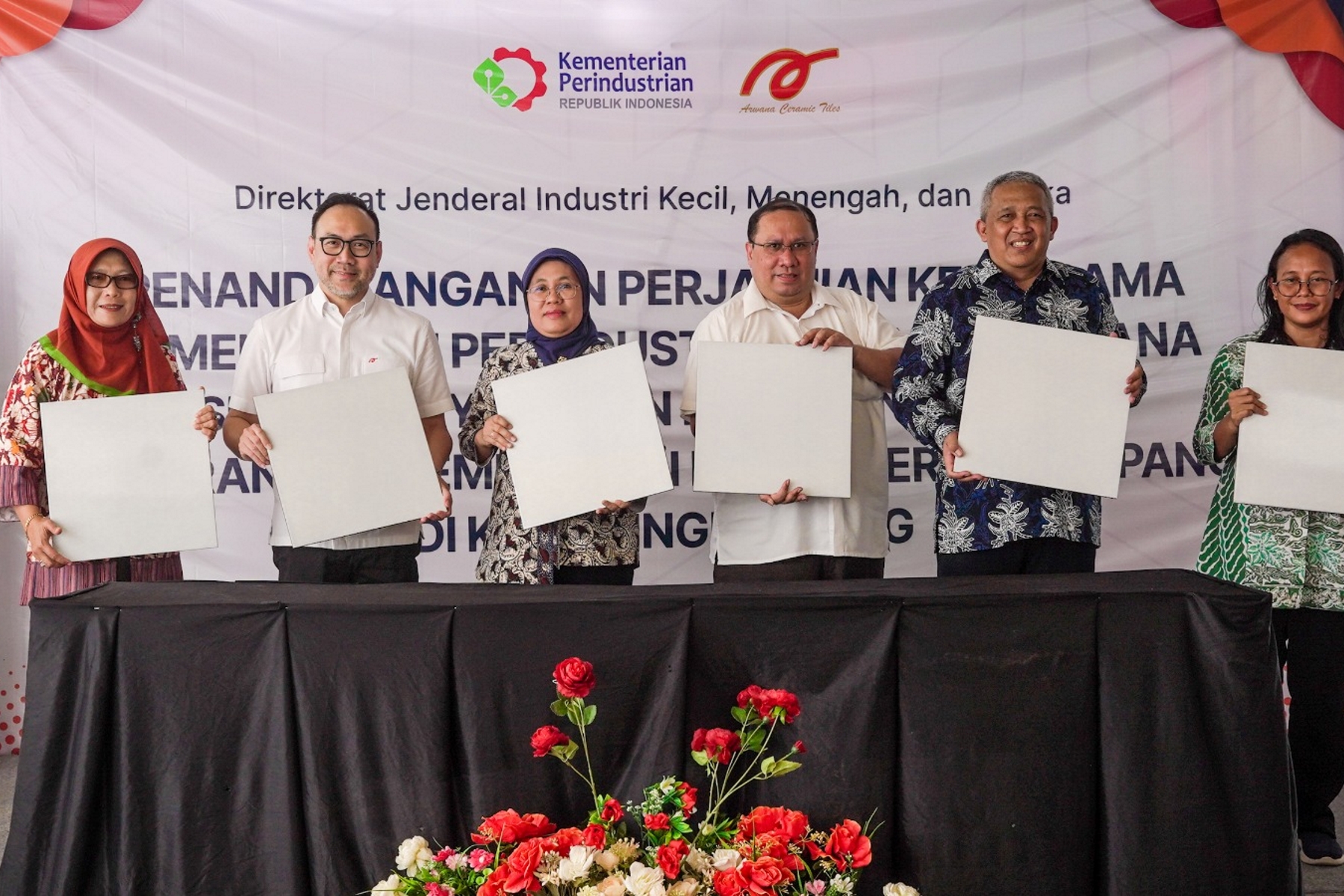 Arwana Ceramics signs MoU with Ministry of Industry of the Republic of Indonesia and donates ceramics tiles to support SMEs.
