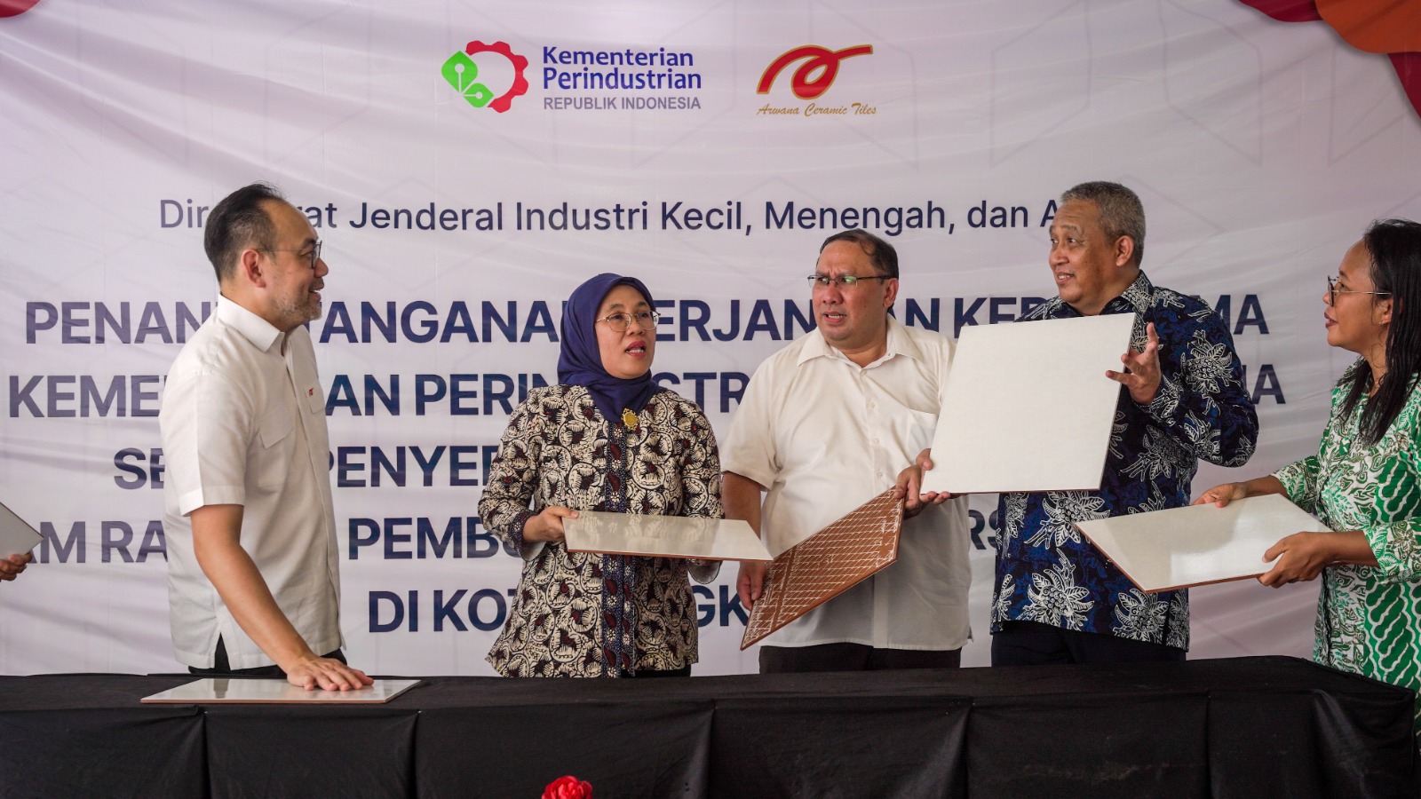 Arwana Ceramics signs MoU with Ministry of Industry of the Republic of Indonesia and donates ceramics tiles to support SMEs.