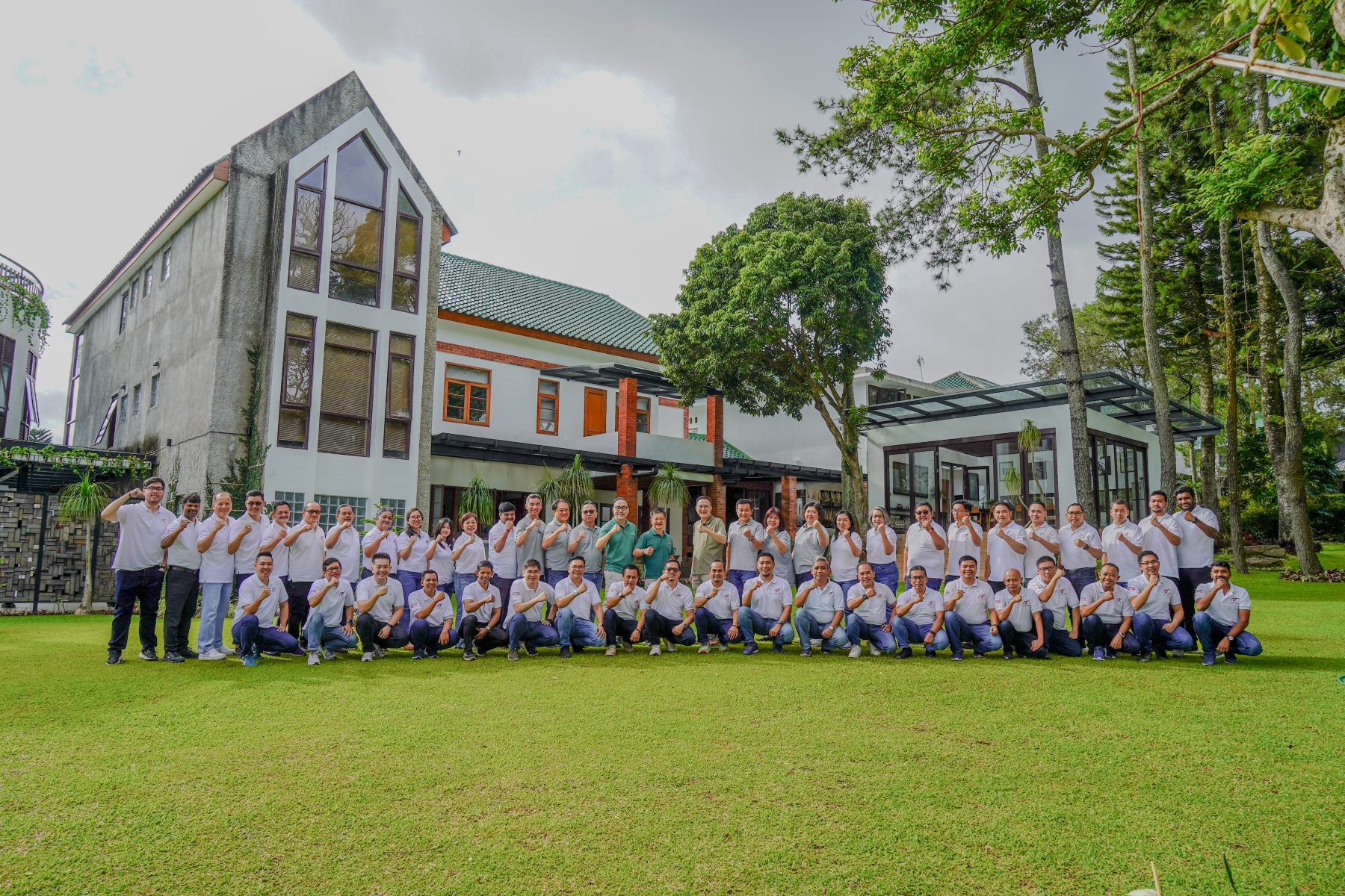 Arwana Ceramics holds year-end work meeting