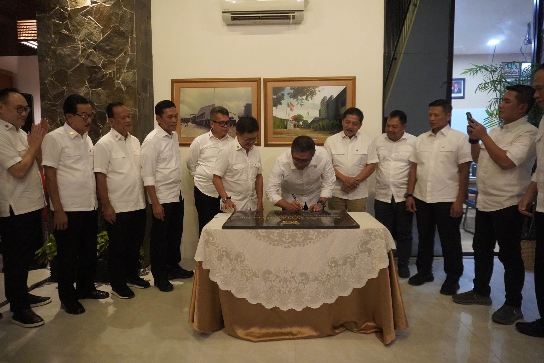 Presidential Chief of Staff Anto Mukti Putranto inaugurates Arwana Ceramics Head Office, and New Year celebrations take place at various company locations