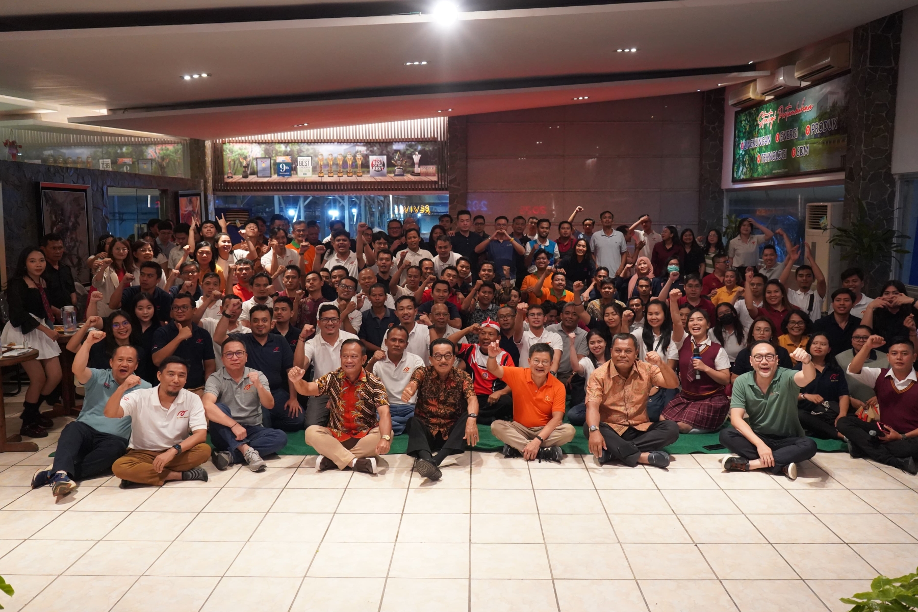 Presidential Chief of Staff Anto Mukti Putranto inaugurates Arwana Ceramics Head Office, and New Year celebrations take place at various company locations