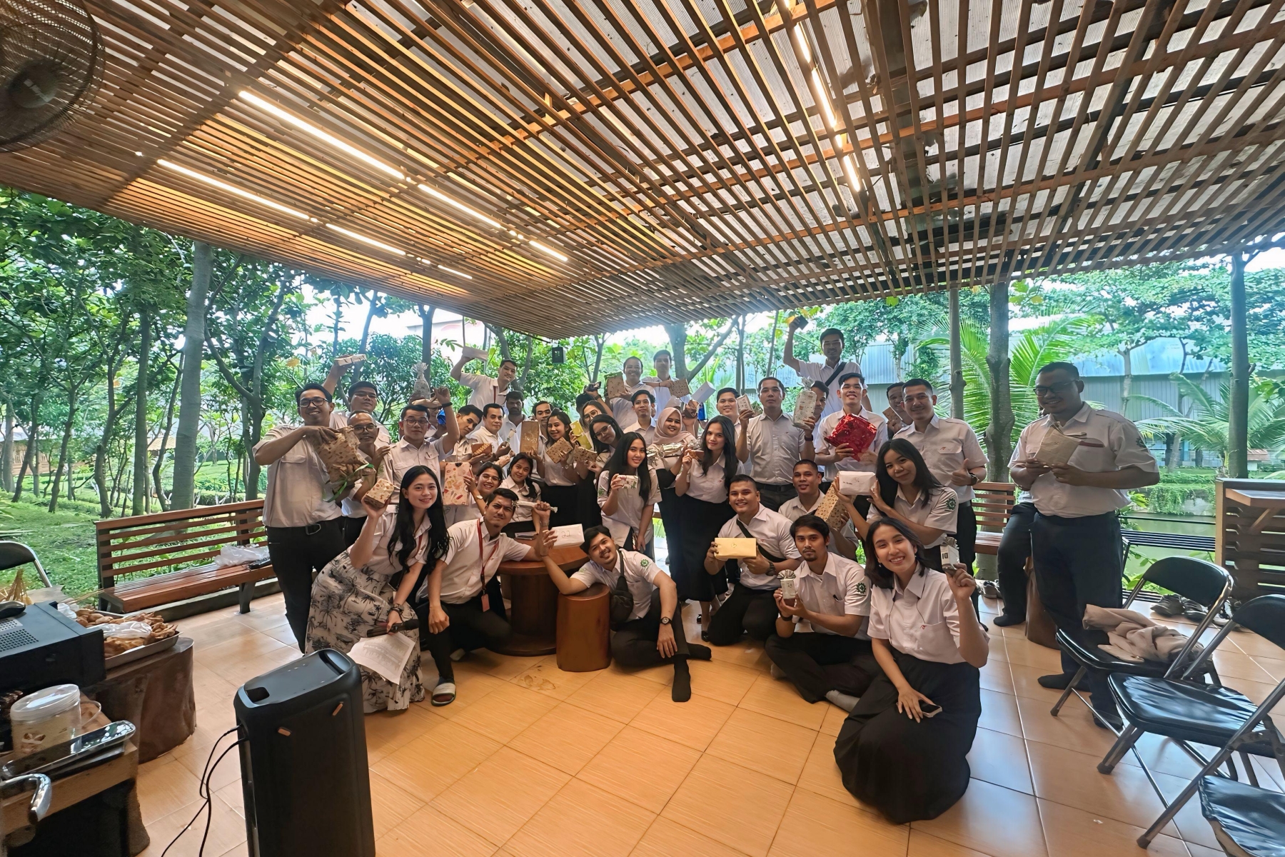 Presidential Chief of Staff Anto Mukti Putranto inaugurates Arwana Ceramics Head Office, and New Year celebrations take place at various company locations