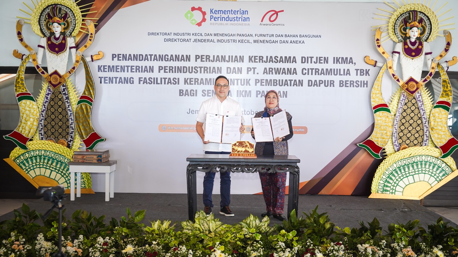 Arwana Ceramics donates tiles for hygienic kitchens of micro, small, and medium enterprises.