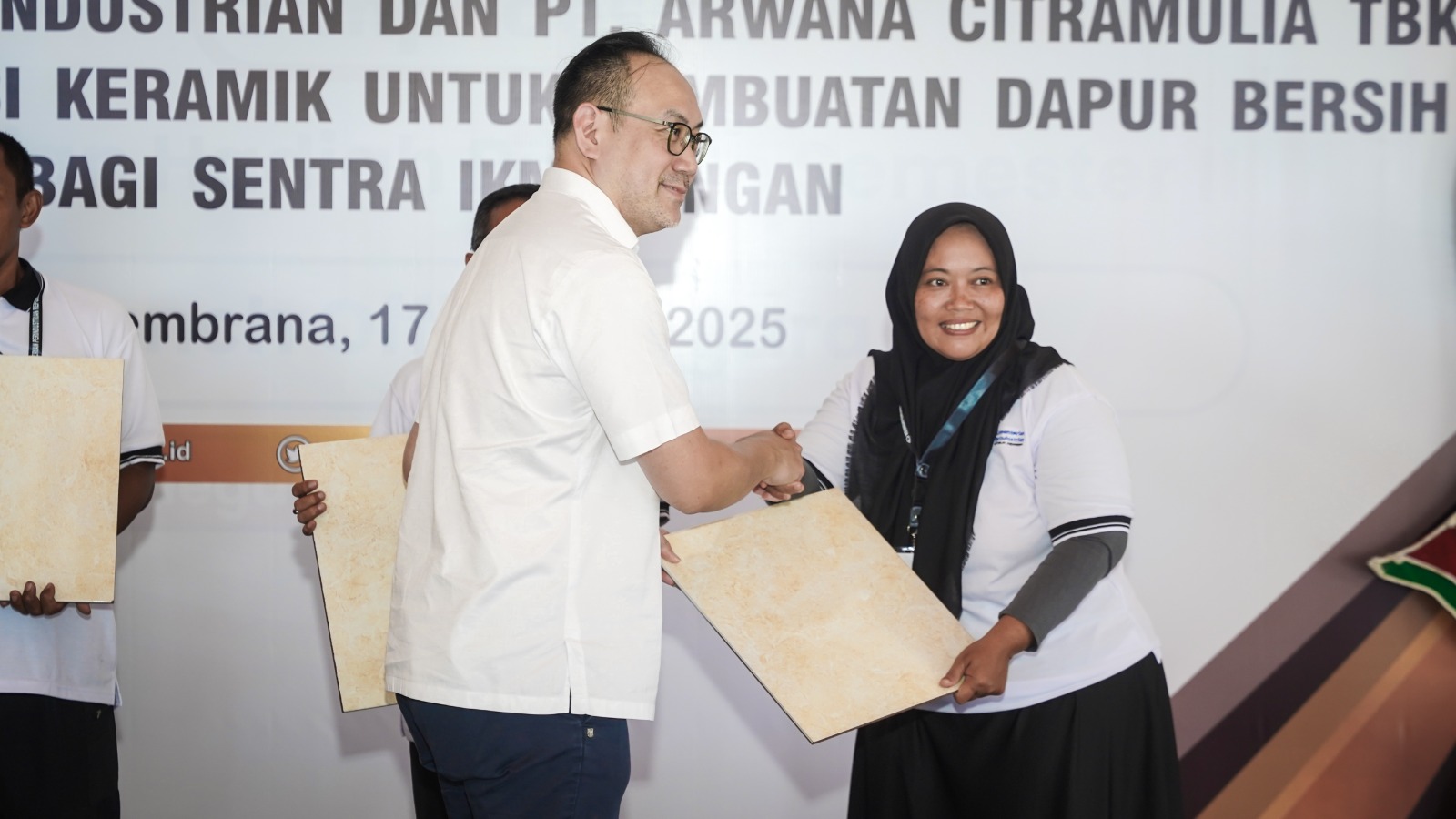 Arwana Ceramics donates tiles for hygienic kitchens of micro, small, and medium enterprises.